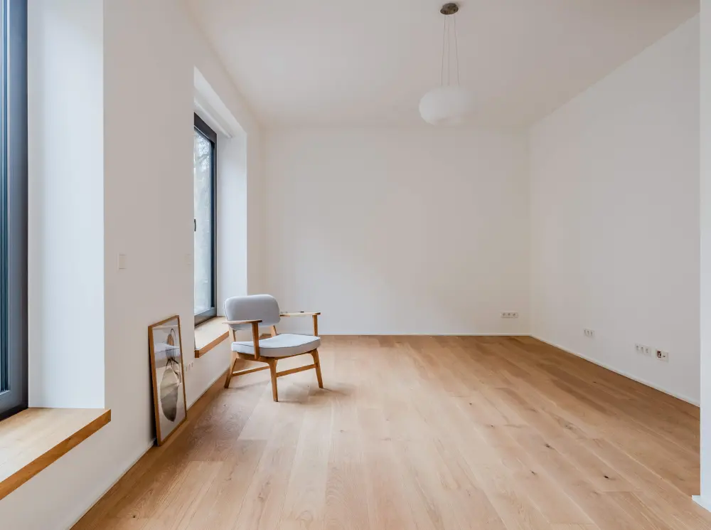 Offener Wohn- und Küchenbereich mit viel Tageslicht