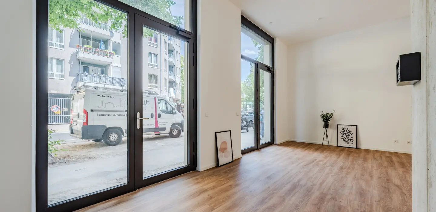 Verkaufsraum mit Fensterfront