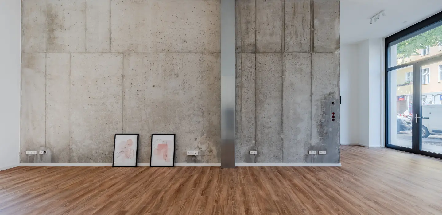 Sichtbetonwand im Verkaufsraum