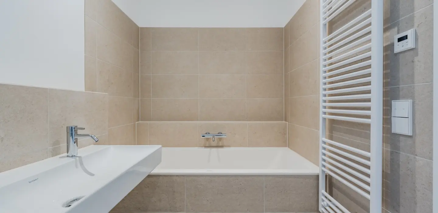 Wannenbad in Naturtönen