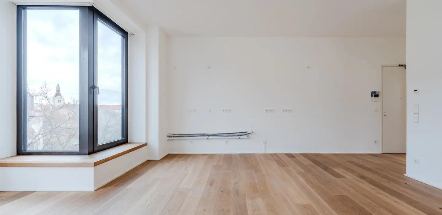 Wohn- und Küchenbereich mit Eckfenster