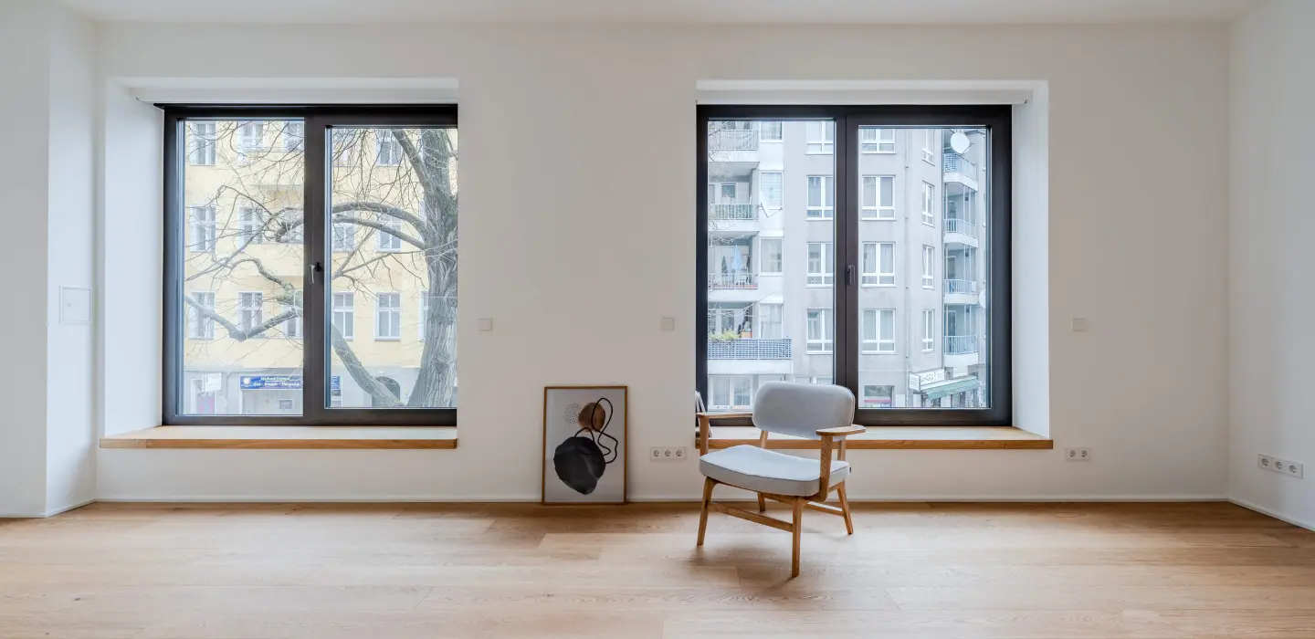 Großzügiger Wohnraum mit bodentiefen Fenstern