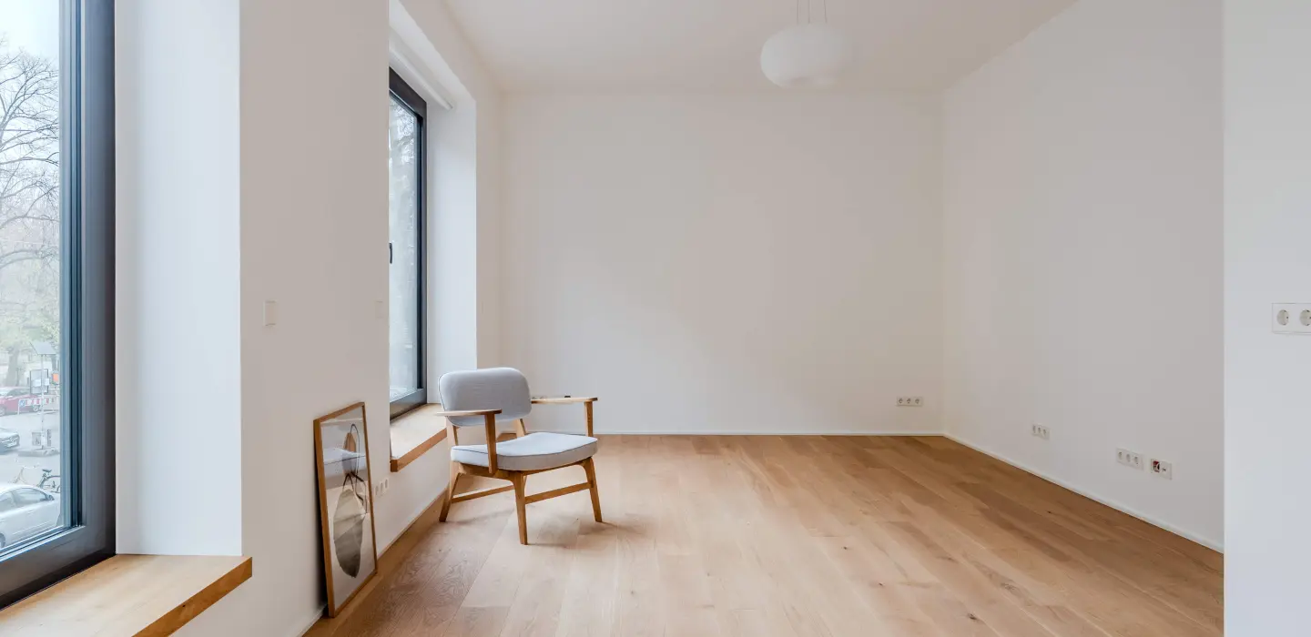 Offener Wohn- und Küchenbereich mit viel Tageslicht