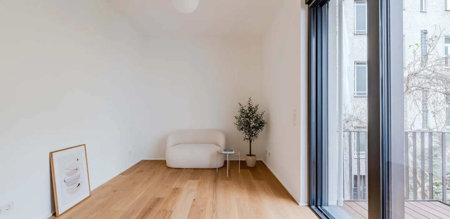 Helles Zimmer mit Balkon