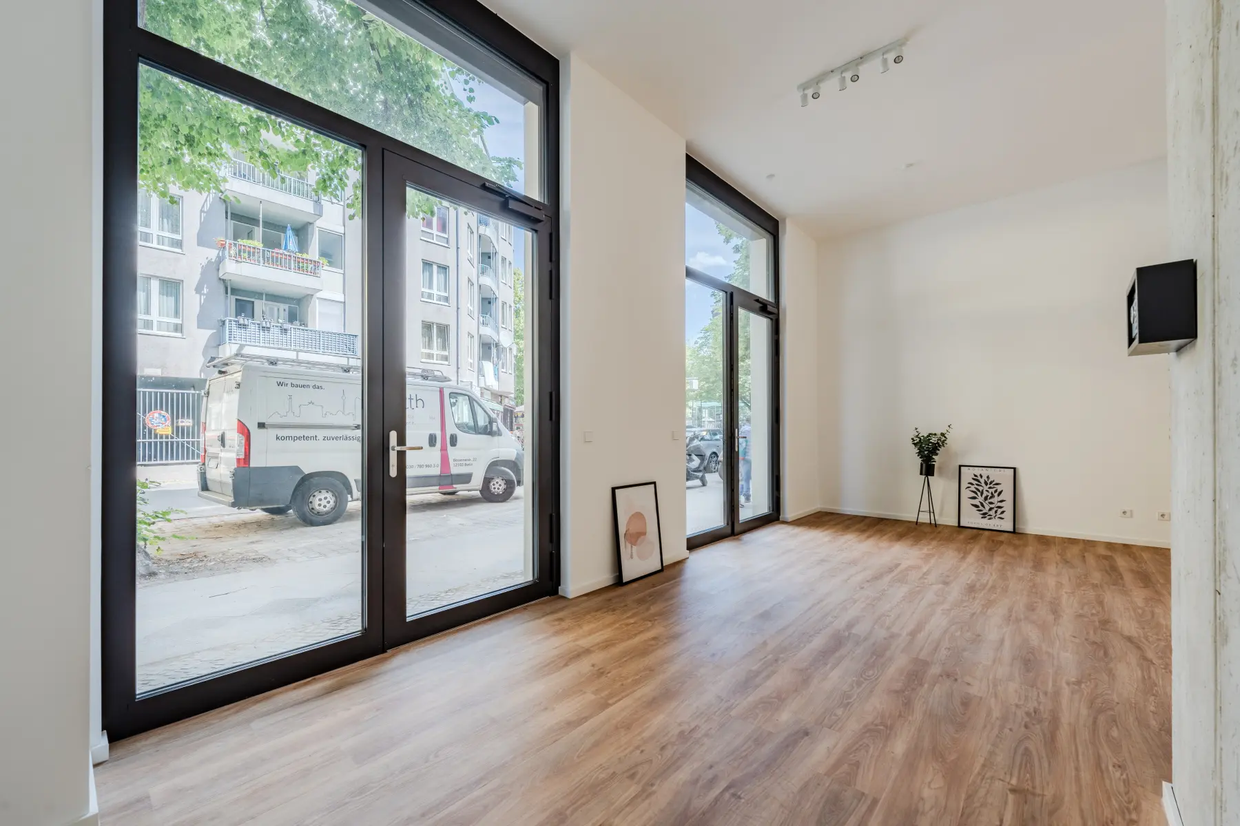 Verkaufsraum mit Fensterfront