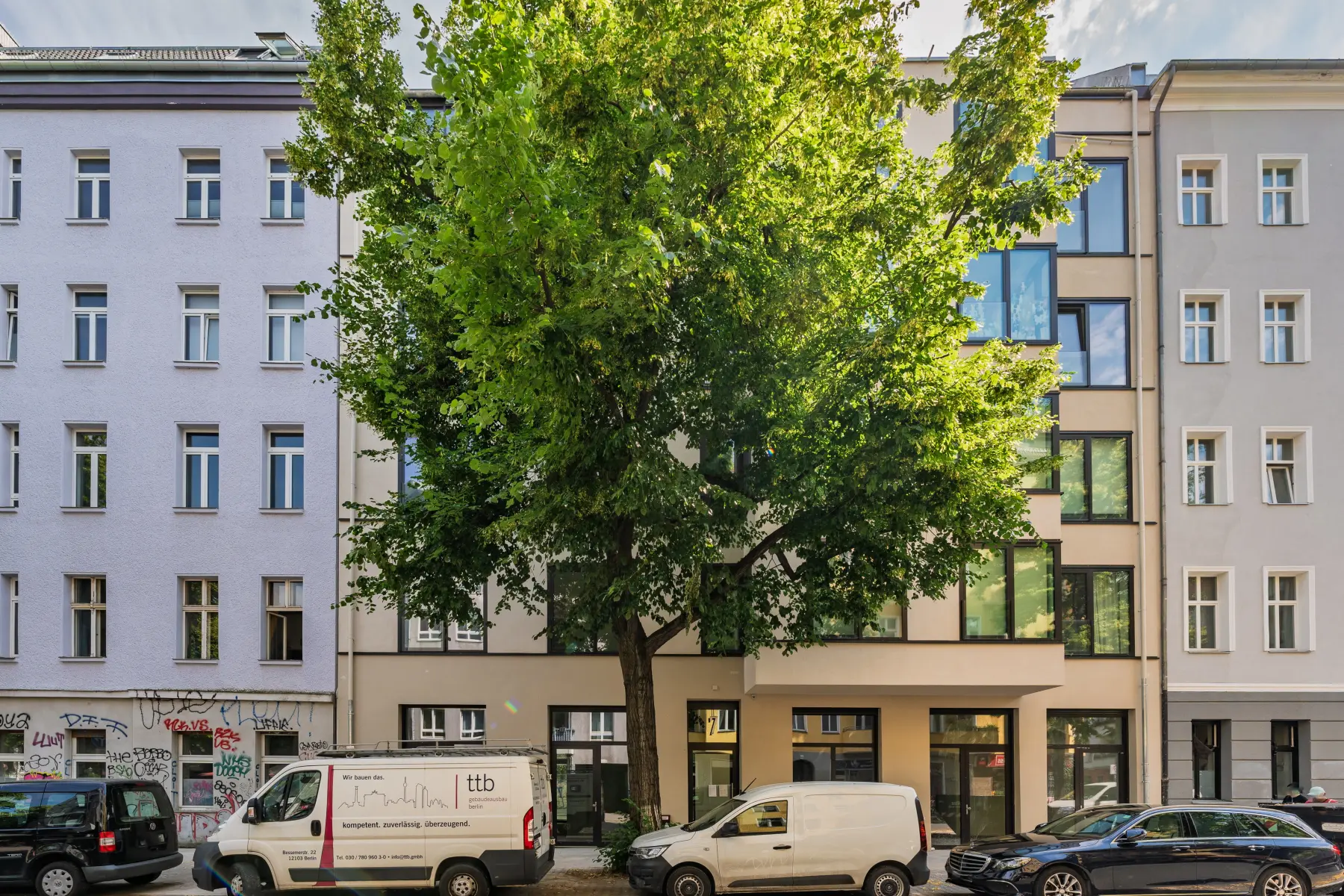 Straßenansicht des Neubaus