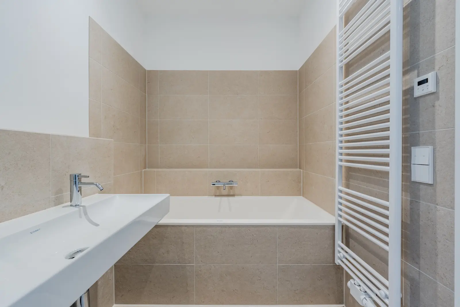 Wannenbad in Naturtönen