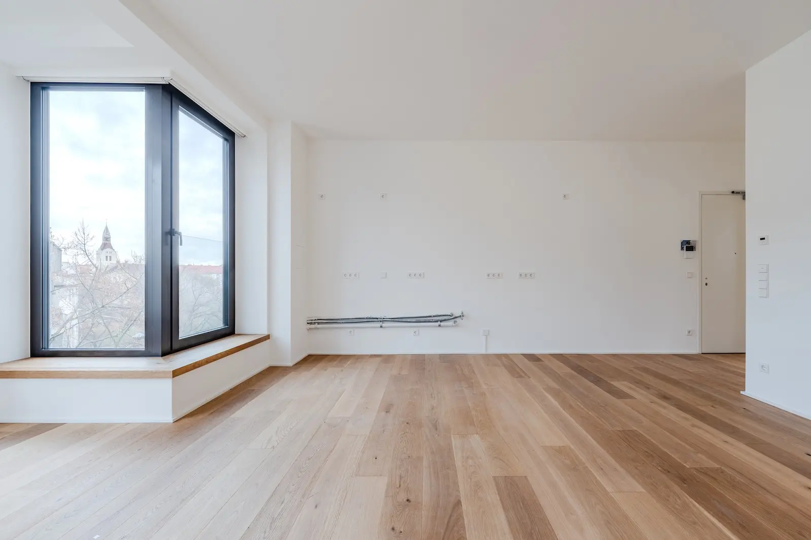 Wohn- und Küchenbereich mit Eckfenster