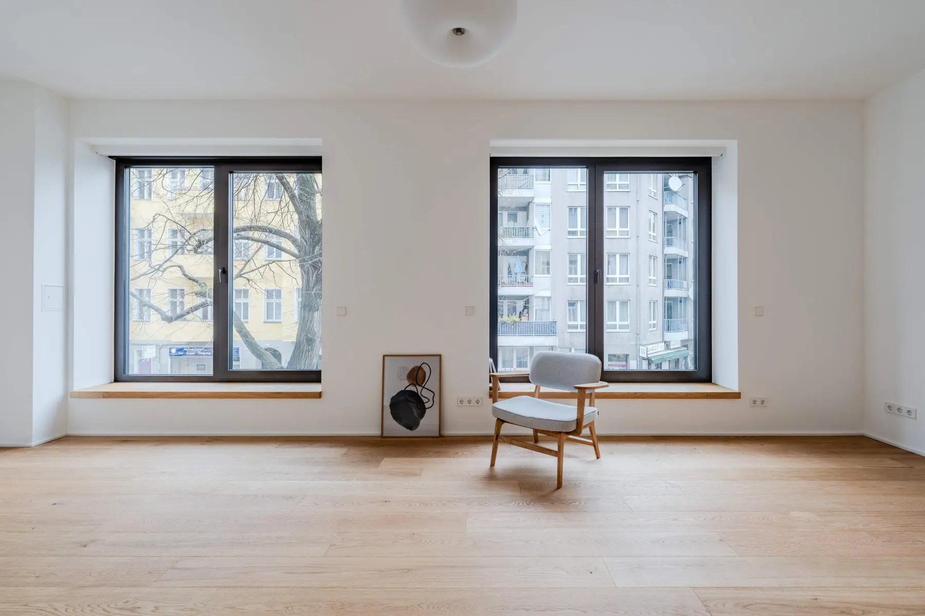 Großzügiger Wohnraum mit bodentiefen Fenstern