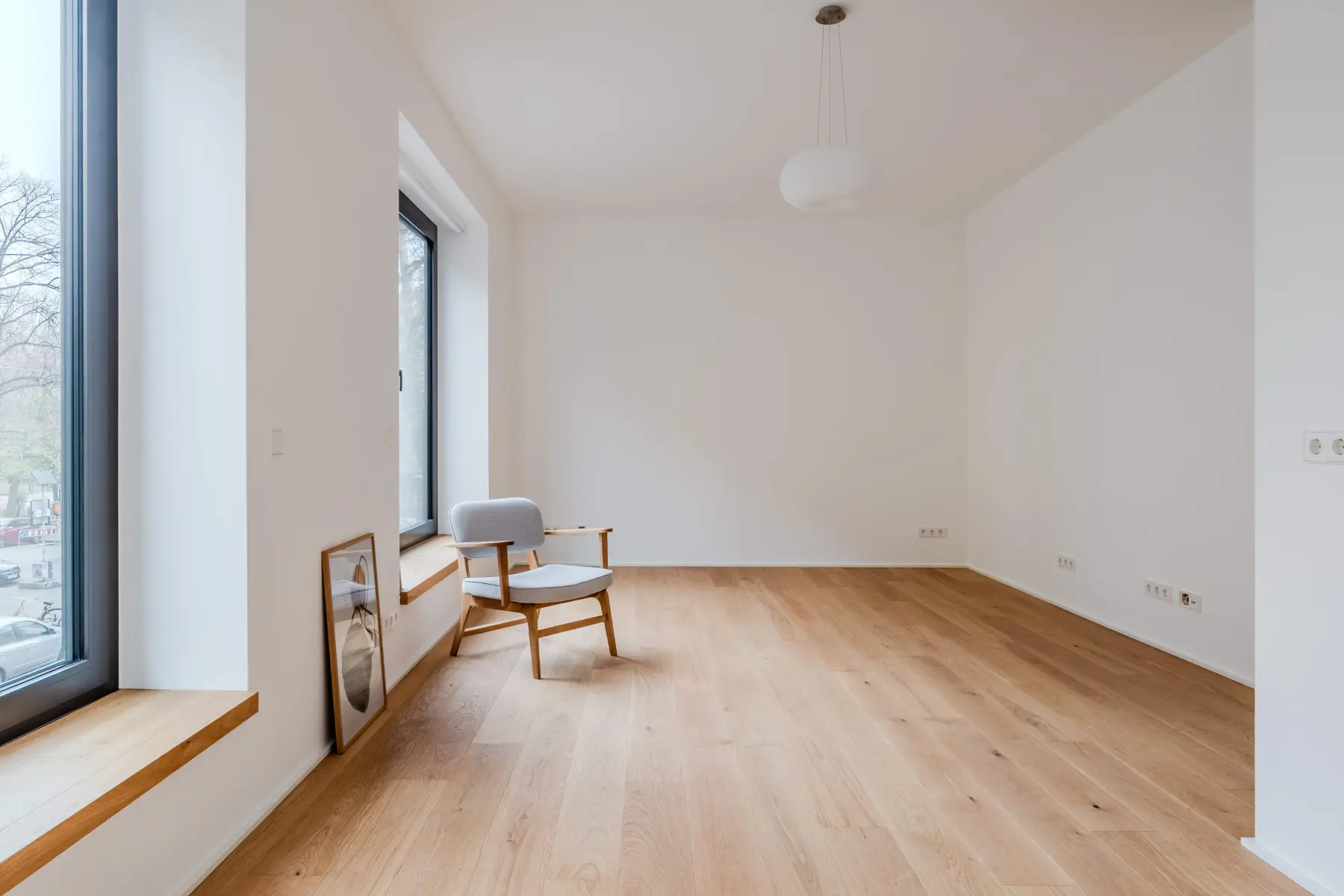 Offener Wohn- und Küchenbereich mit viel Tageslicht