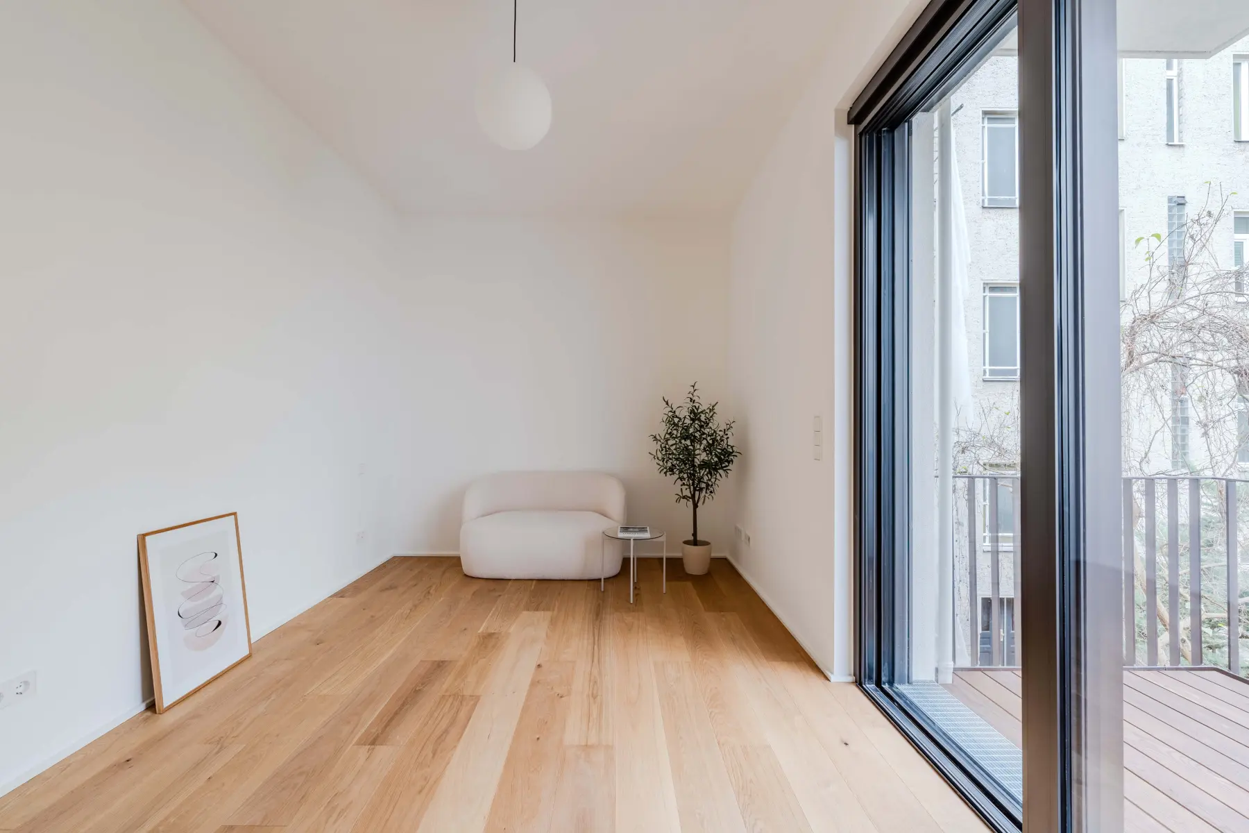 Helles Zimmer mit Balkon