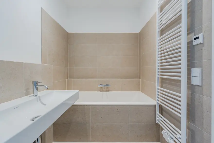 Wannenbad in Naturtönen